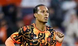 Aanvoerder Virgil van Dijk in het nieuwe warming-up shirt voorafgaand aan het oefenduel tegen Algerije. 
