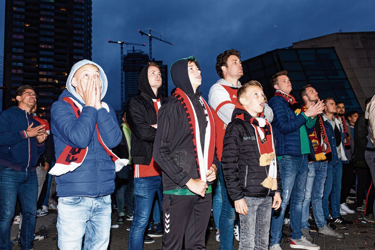 Voetbalfans zitten lang niet altijd te wachten op slimme sjaals of tokens voor de stadionmuziek 