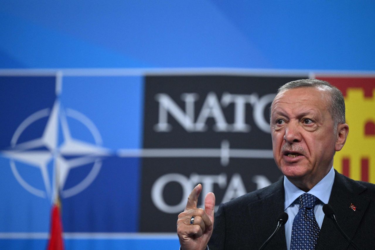 De Turkse president Erdogan op de persconferentie donderdag op de NAVO-top in Madrid, waarop hij de deal over Zweden en Finland op losse schroeven zette.