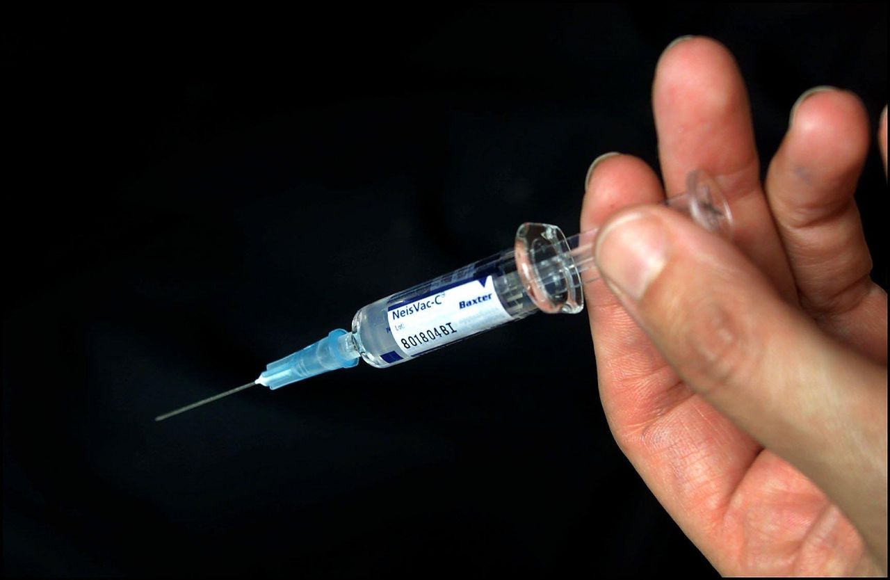 Archiefbeeld van meningokokkenvaccinatiespuitje uit 2002, toen het eerste grootschalige vaccinatieprogramma tegen type C op touw werd gezet.