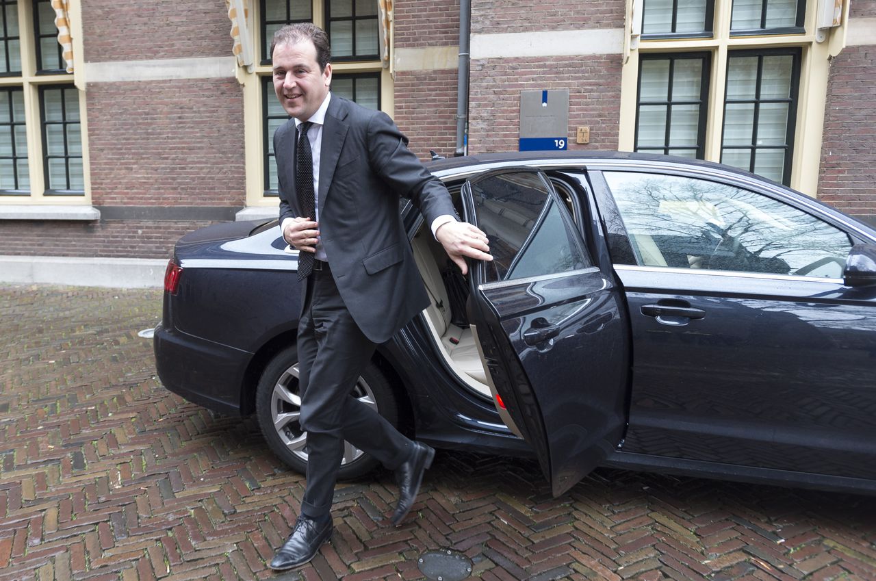 Minister Lodewijk Asscher komt aan op het Binnenhof voor de wekelijkse ministerraad.