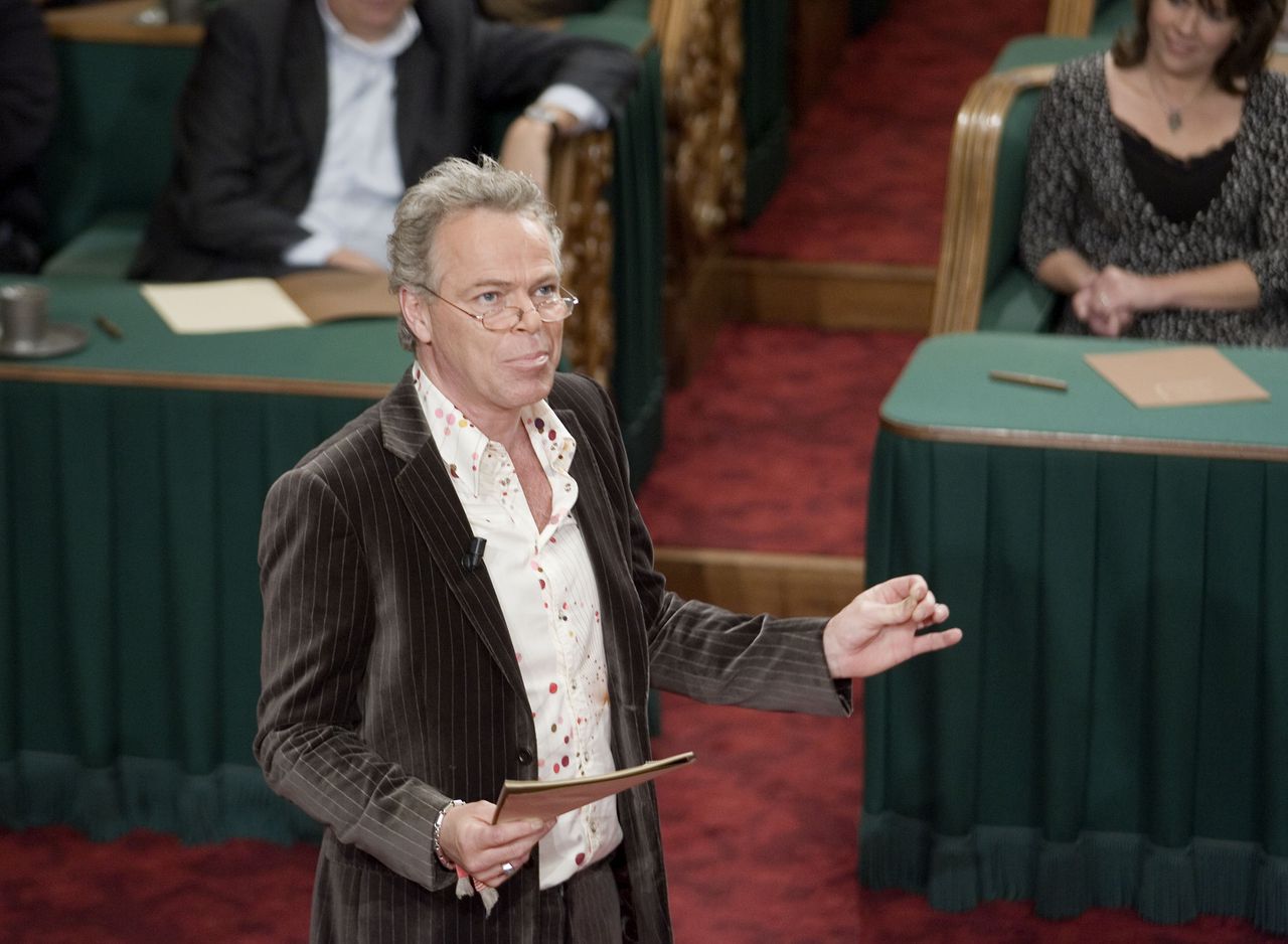 16-12-2006 Den Haag Het Groot Dictee der Nederlandse Taal in de Vergaderzaal van de Eerste Kamer der Staten-Generaal. Schrijver van het dictee Martin Bril Foto: Guido Benschop