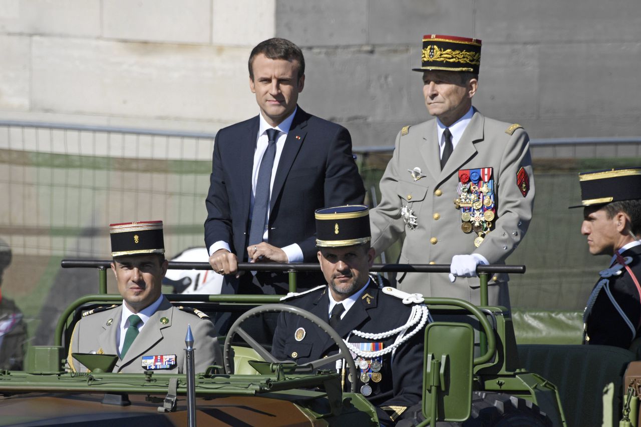 De Franse president Emmanuel Macron en de opperbevelhebber van het Franse leger Pierre de Villiers tijdens de viering van Quatorze Juillet vorige week.