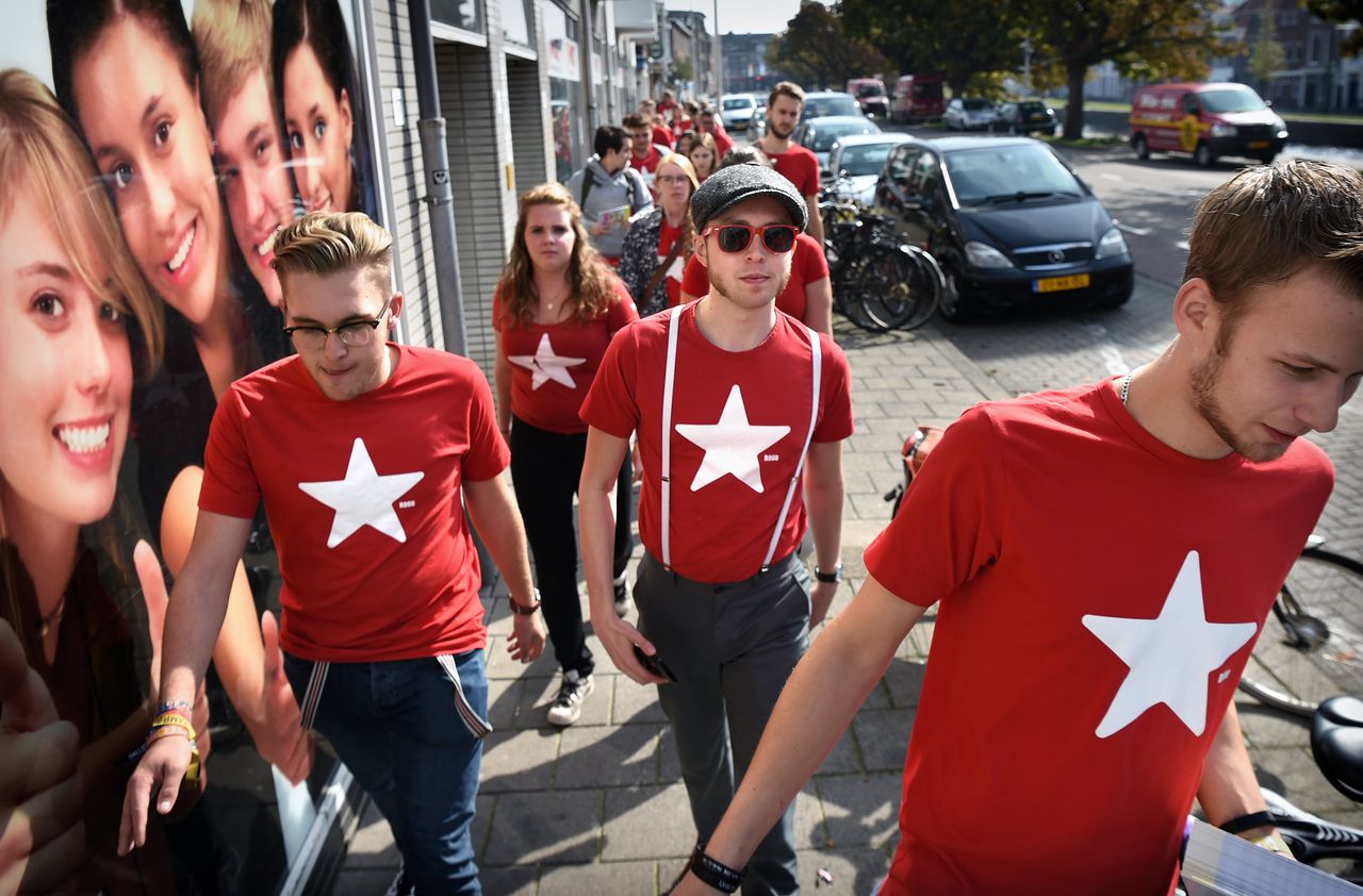 Leden van de SP-jongerenbeweging Rood flyeren in 2017 in Den Haag.