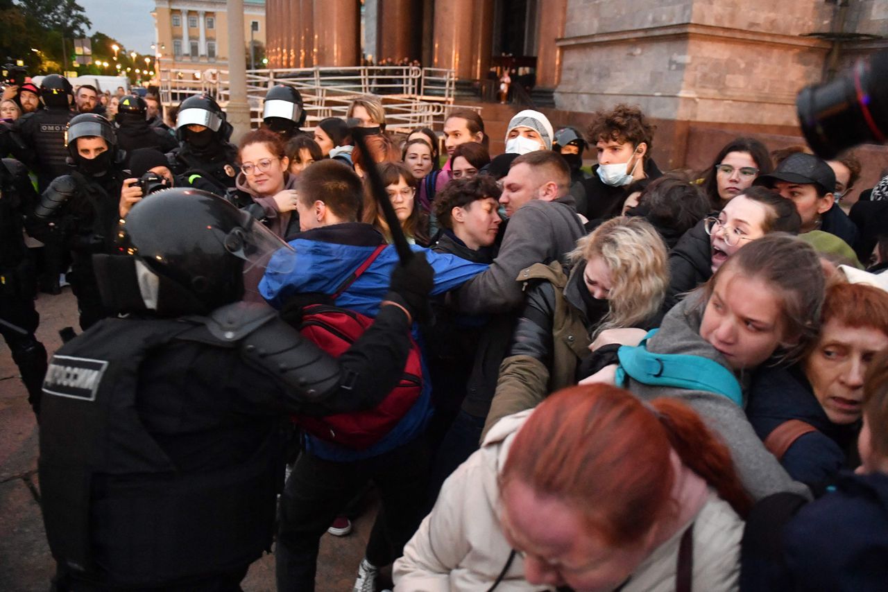 Politie-agenten arresteren woensdag betogers in Sint Petersburg die demonstreerden tegen het mobilisatiedecreet van de Russische president Vladimir Poetin.