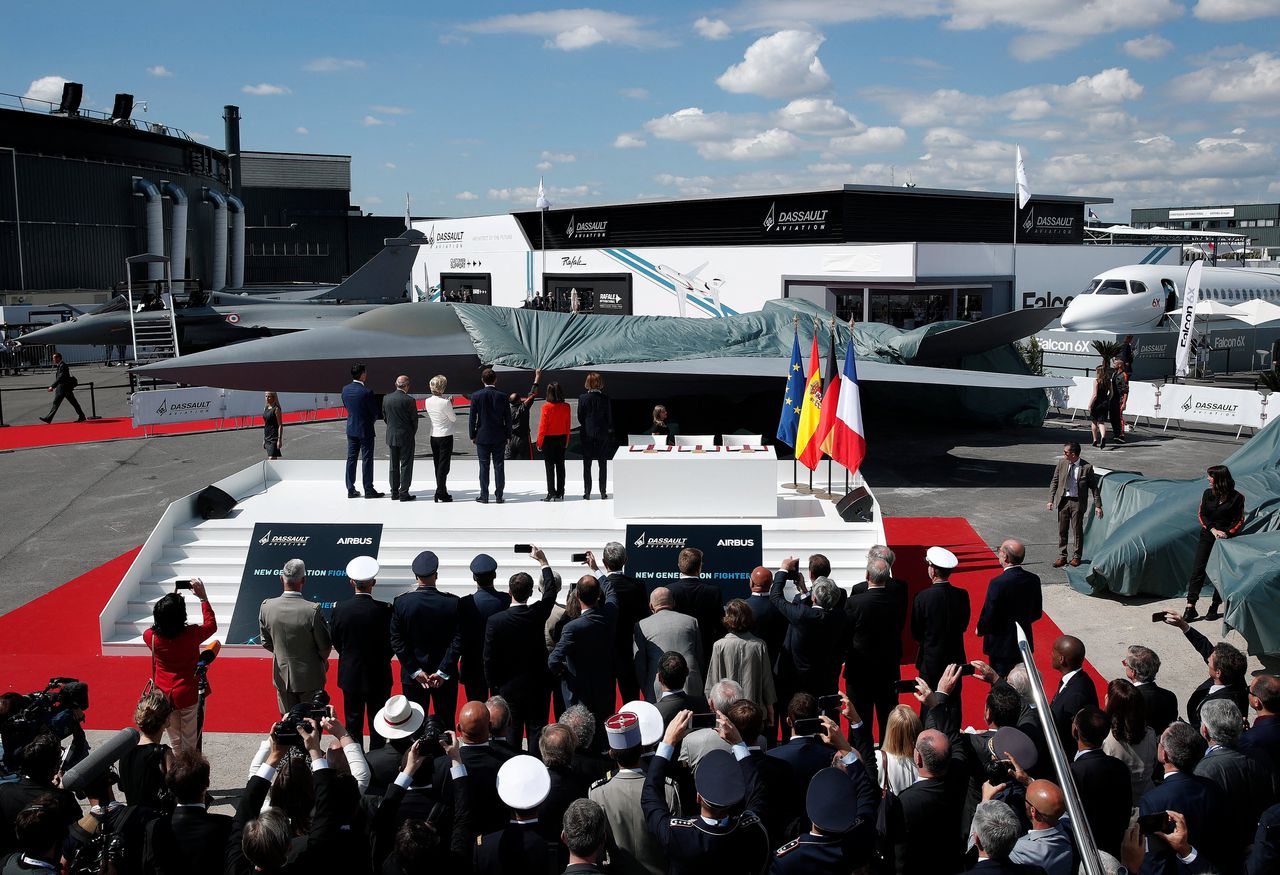 De onthulling van een model van het nog te bouwen Europese gevechtsvliegtuig in Parijs in 2019.