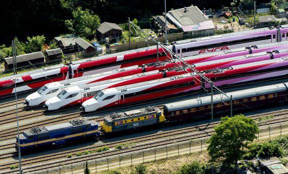 Fyra-treinstellen op een rangeerterrein in Watergraafsmeer in Amsterdam