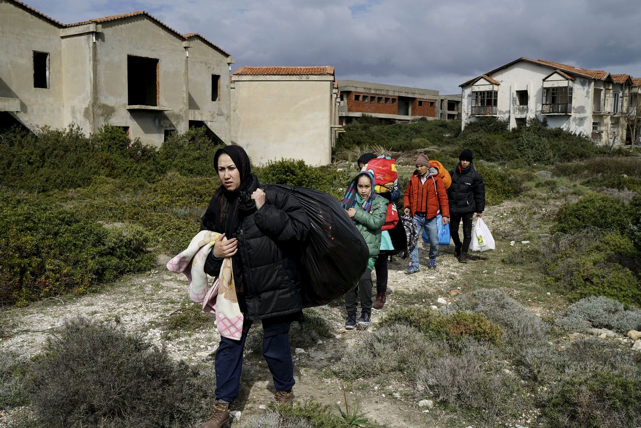 Afghaanse vluchtelingen bereiden zich voor op de oversteek van Cesme naar Chios. Foto Reuters