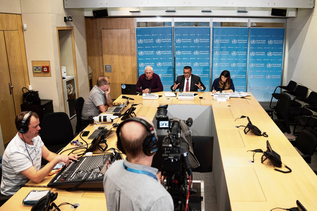 Directeur-generaal van de WHO Tedros Adhanom Ghebreyesus (midden) geeft een persconferentie, met zijn collega’s Paul Molinaro en Maria Van Kerkhove.