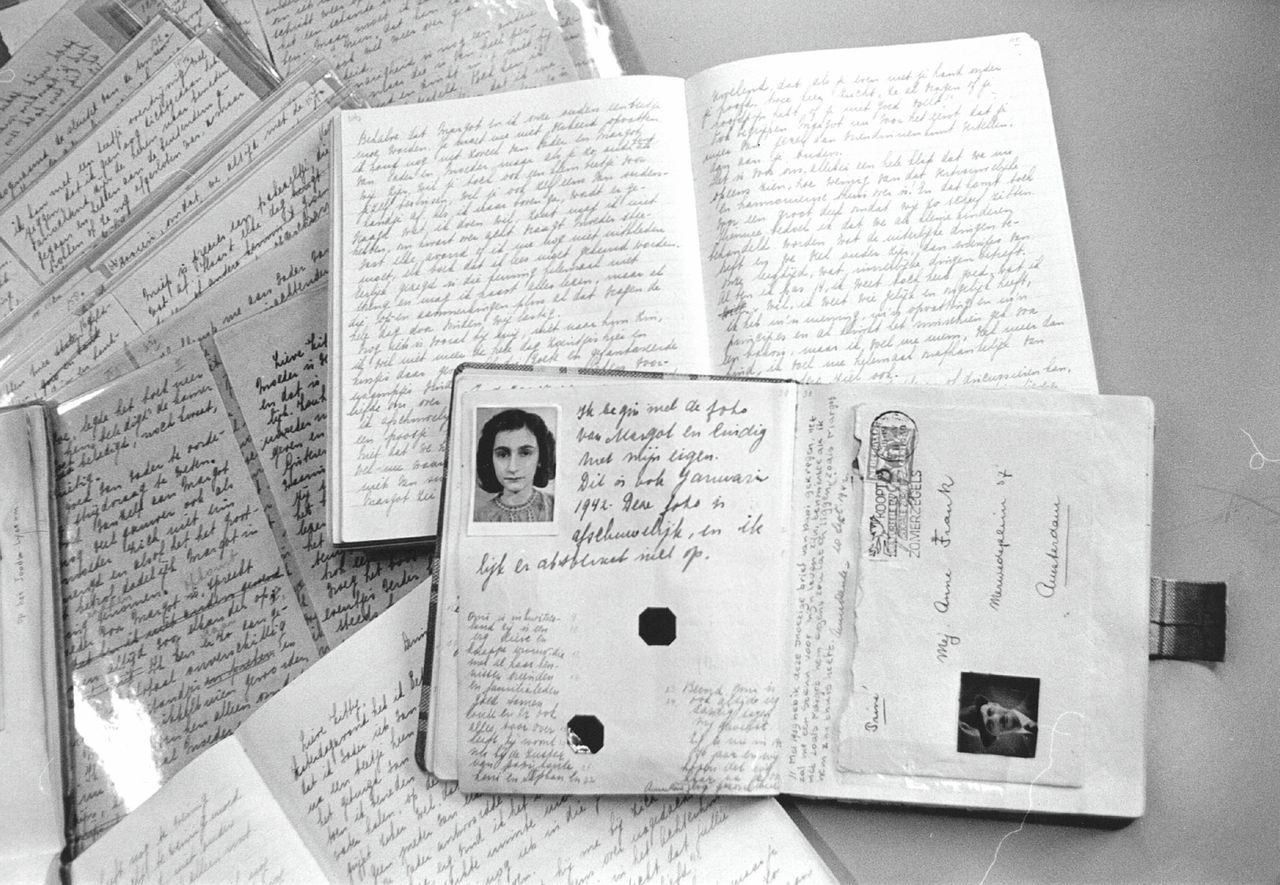 Twee afgeplakte pagina’s dagboek Anne Frank openbaar