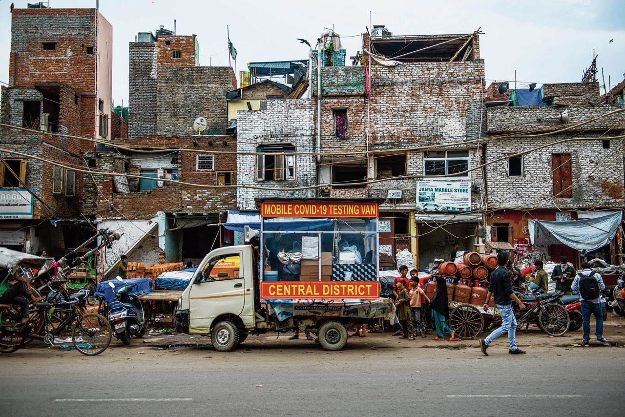 Mobiele coronatestlocatie in een sloppenwijk in New Delhi. De uitslag is binnen dertig minuten ter plaatse bekend.