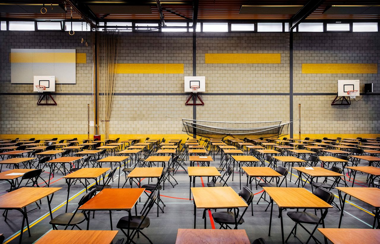 Zalen die jaar in jaar uit voor het centraal eindexamen worden gebruikt, zoals de gymzaal van het Atheneum College Hageveld in Heemstede, blijven dit jaar leeg.