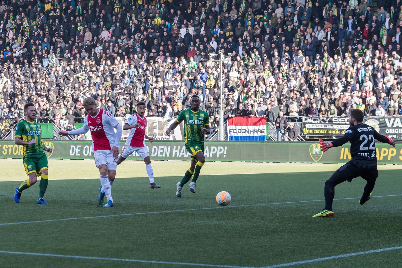 Ajax wint ruim van ADO: 1-5 in Den Haag 