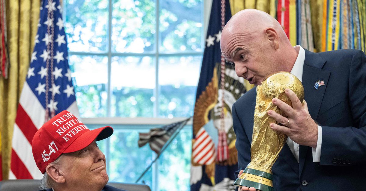 FIFA-baas Infantino paait Trump op alle mogelijke manieren. Geeft hij hem nu ook een vredesprijs?