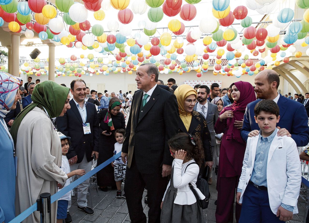 President Erdogan, zijn vrouw Emine (achter hem), zoon Bilal (rechts) en andere familieleden, eerder deze maand.