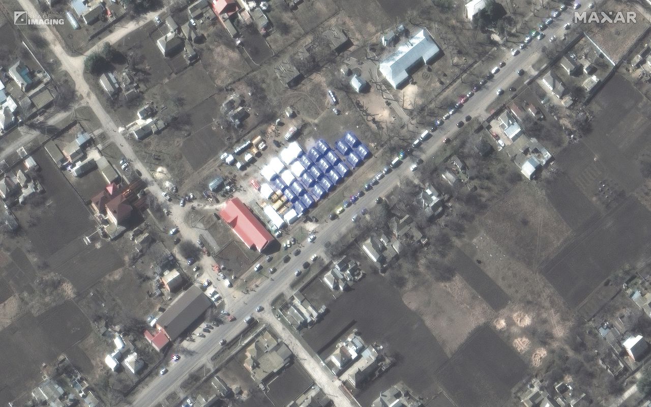 Een rij voertuigen is op een satellietfoto te zien bij een tentenkamp voor vluchtelingen in het Oost-Oekraïense Bezimenne, nabij de verwoeste stad Marioepol op 22 maart.
