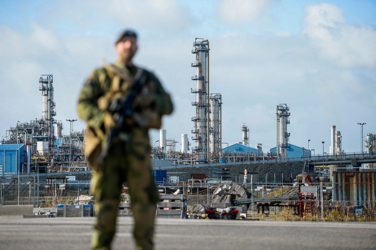 Een Noorse soldaat staat bij een gasinstallatie in Rogaland. Noorwegen, de grootste gasleverancier van Europa, heeft veiligheidsmaatregelen rond energiefaciliteiten opgevoerd.