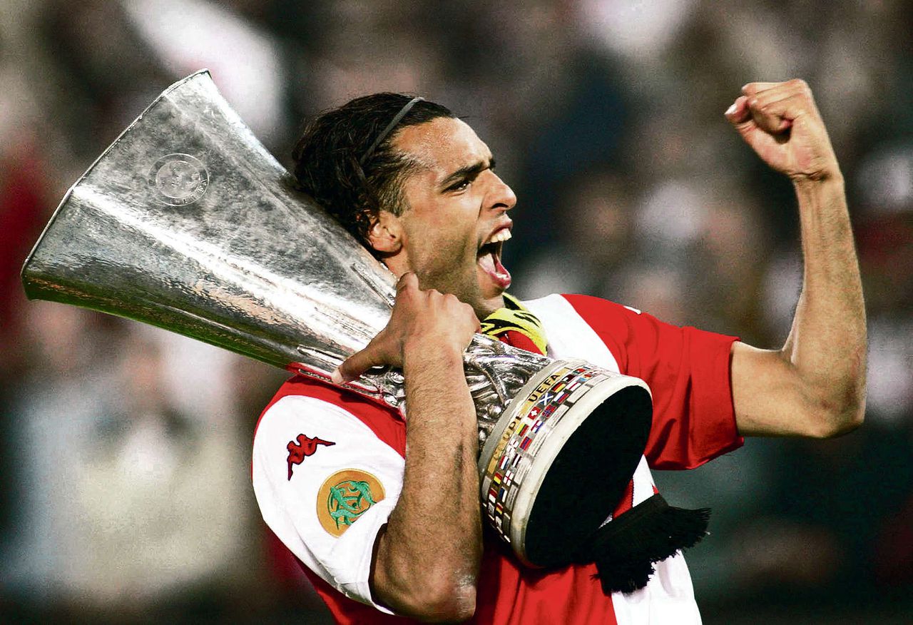 Pierre van Hooijdonk met in zijn handen de UEFA Cup die Feyenoord in 2002 als laatste Nederlandse club won.