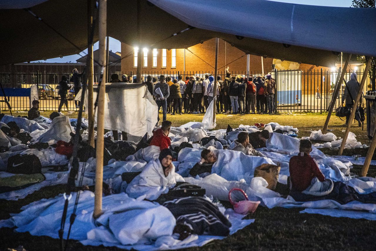 300 asielzoekers sliepen zaterdagnacht buiten in Ter Apel, hoogste aantal in jaren 