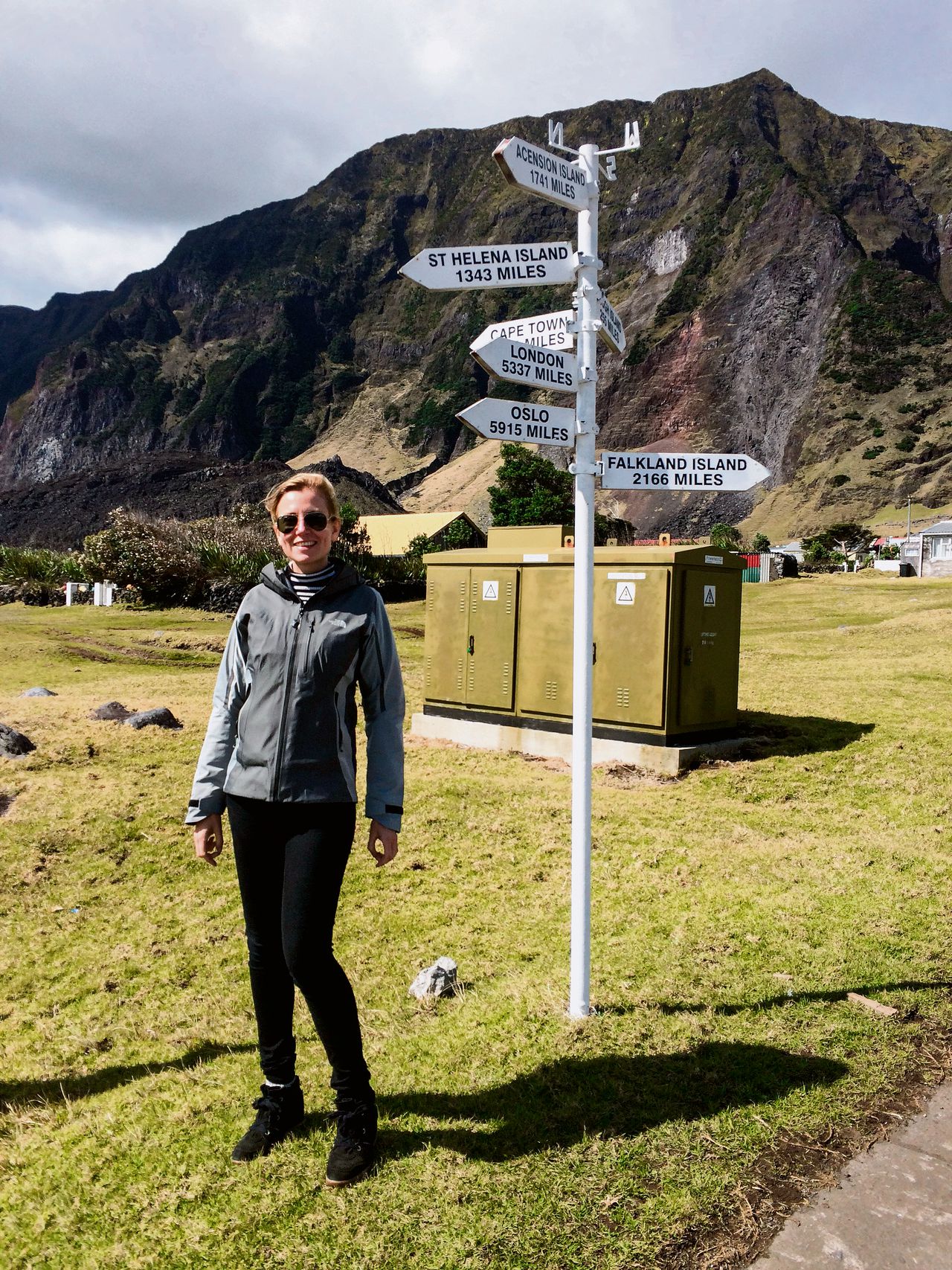 Sarah van Sonsbeeck op Tristan da Cunha. Links de zuurstoffles die als gong wordt gebruikt als de mannen van het eiland worden opgeroepen te gaan vissen. Foto’s Sarah van Sonsbeeck