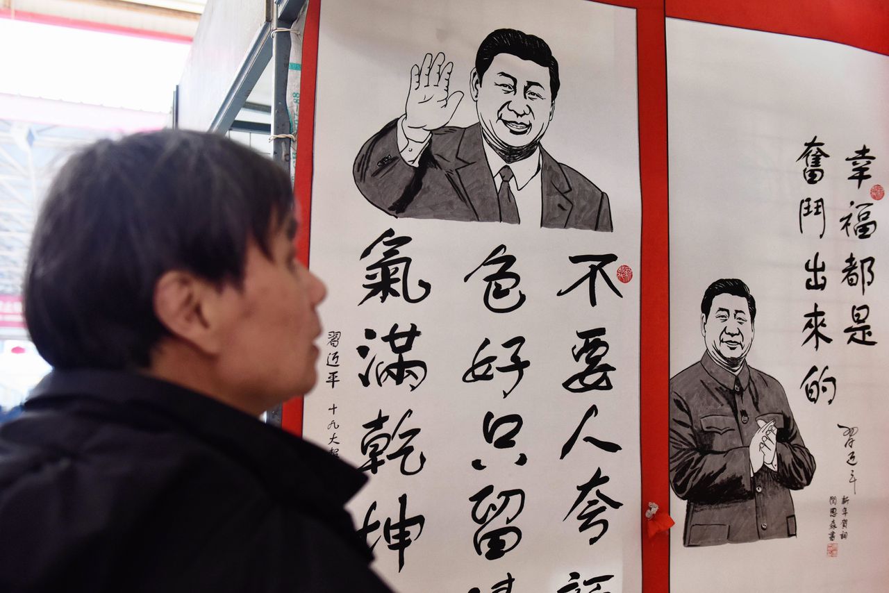 Posters met de Chinese president Xi Jinping op een markt in Beijing