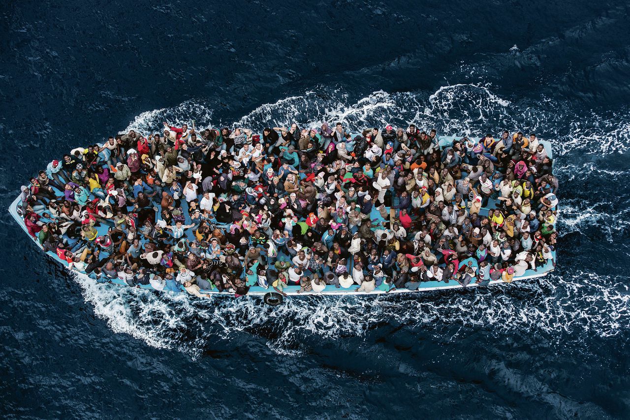 Foto boven: Afrikaanse migranten voor de kust van Italië, juni 2014. Foto onder links:Verlaten boten in Lampedusa, Italië, mei 2014. Foto onder rechts: Afrikaanse migranten aan een boord van eenreddingsboot van de Italiaanse kustwacht, juni 2014.