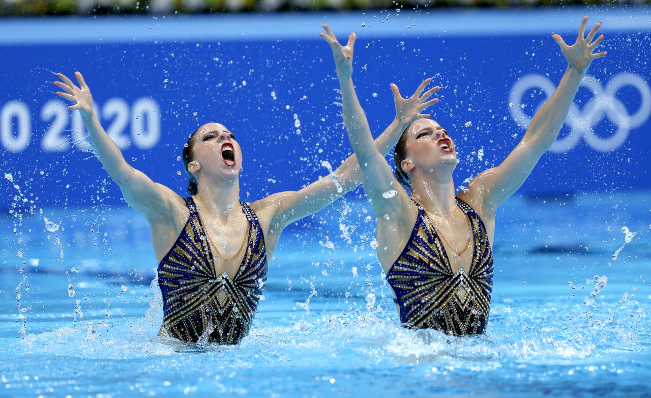 Tweelingzusjes Noortje de Brouwer en Bregje de Brouwer tijdens de finale van het synchroonzwemmen.
