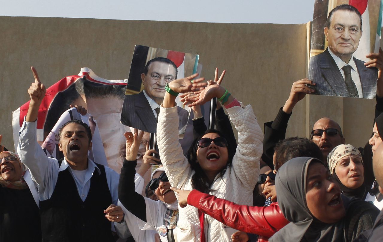 Aanhangers van oud-president Mubarak vanochtend bij de rechtbank in Kairo.