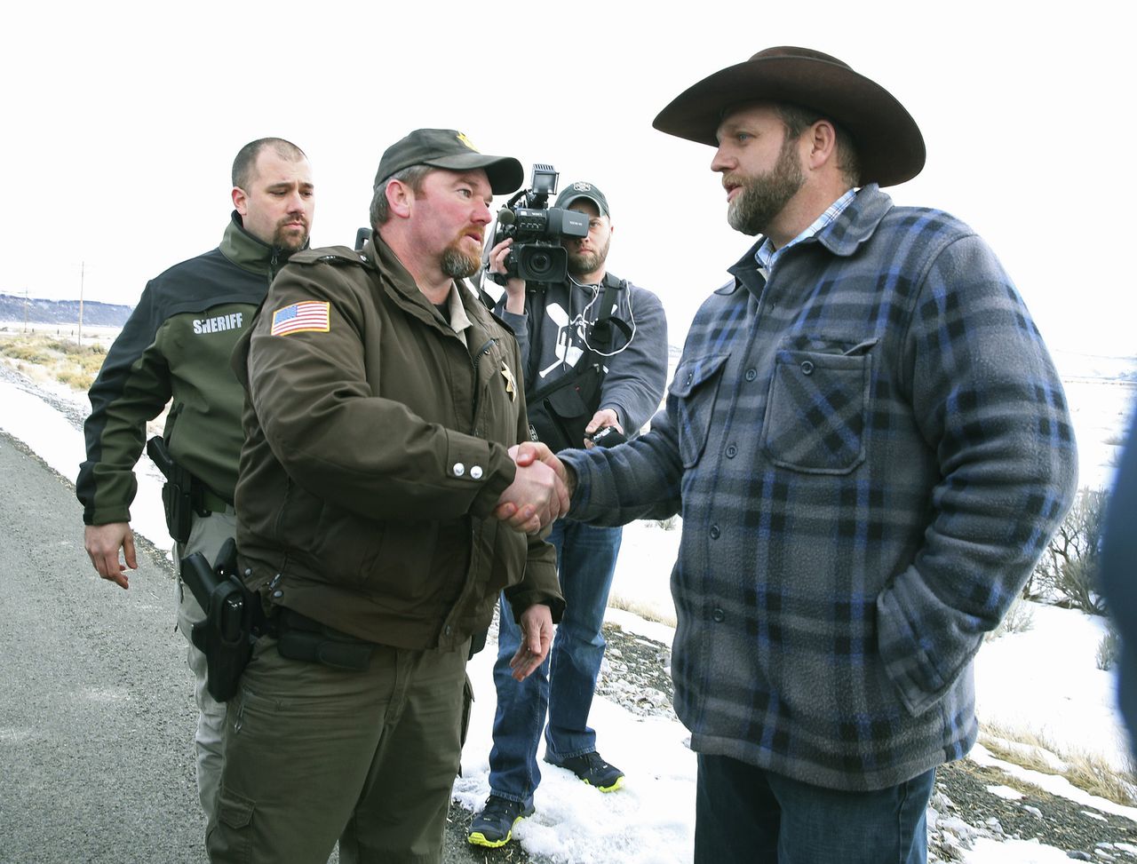 De plaatselijke sheriff ontmoet Ammon Bundy (rechts), een van de 'soevereine burgers' die sinds zaterdagavond een overheidsgebouw bezetten.