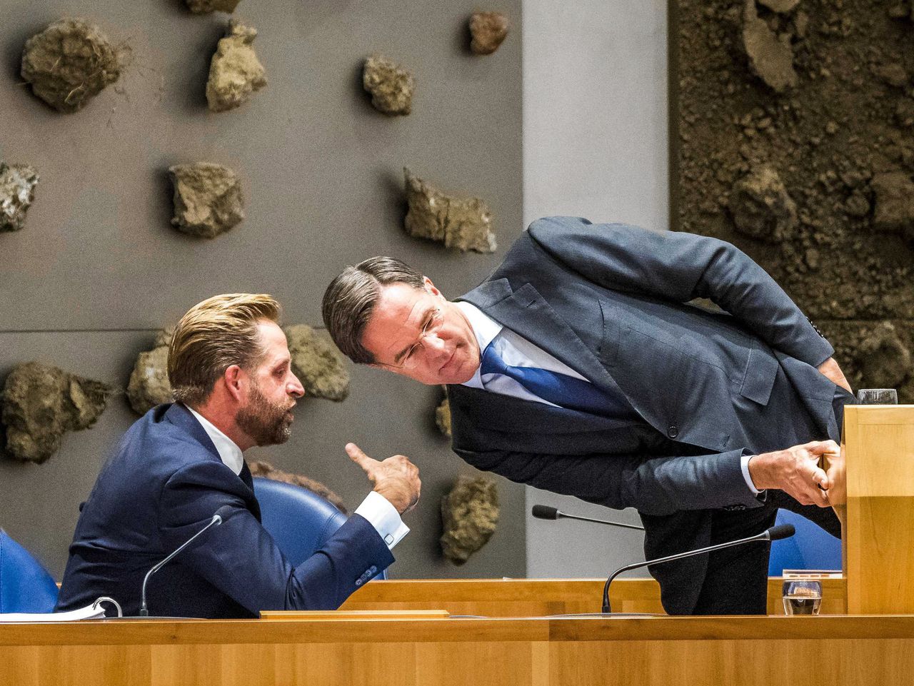 Demssionair premier Mark Rutte (VVD) en minister van Volksgezondheid Hugo de Jonge (CDA) tijdens het coronadebat woensdag.