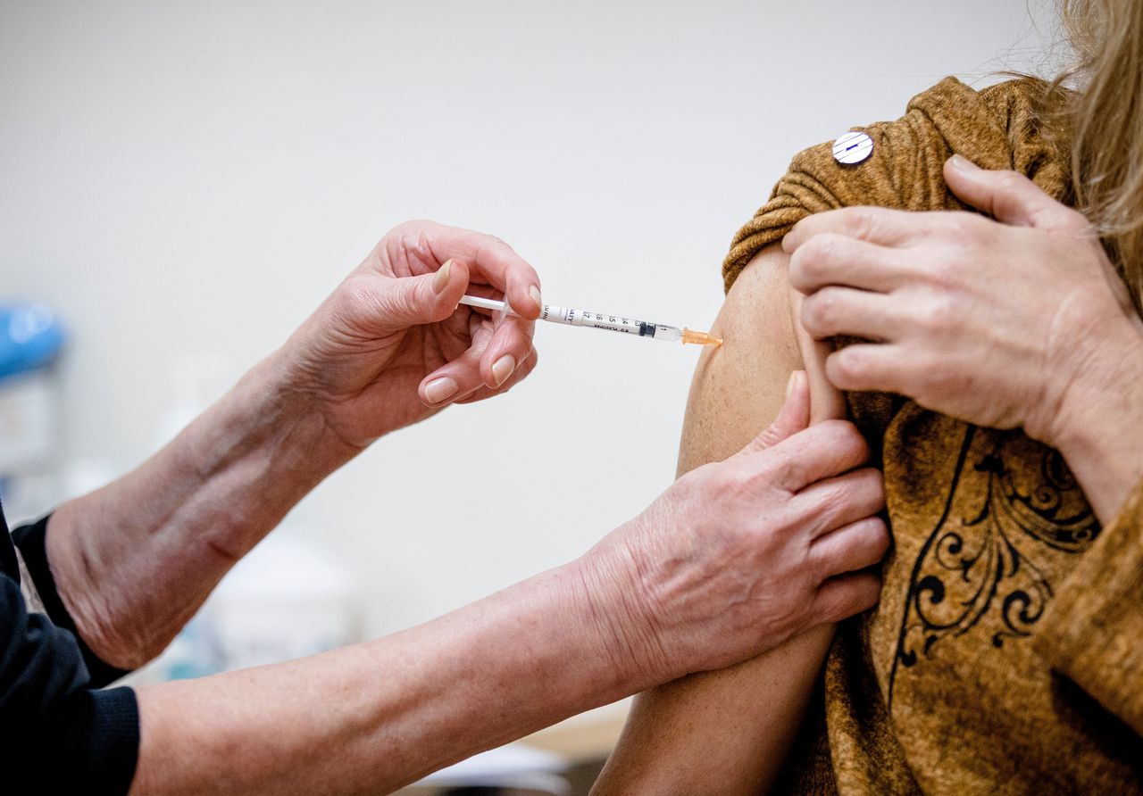 De effectiviteit van de vaccins tegen ziekenhuisopname is nog altijd hoog.
