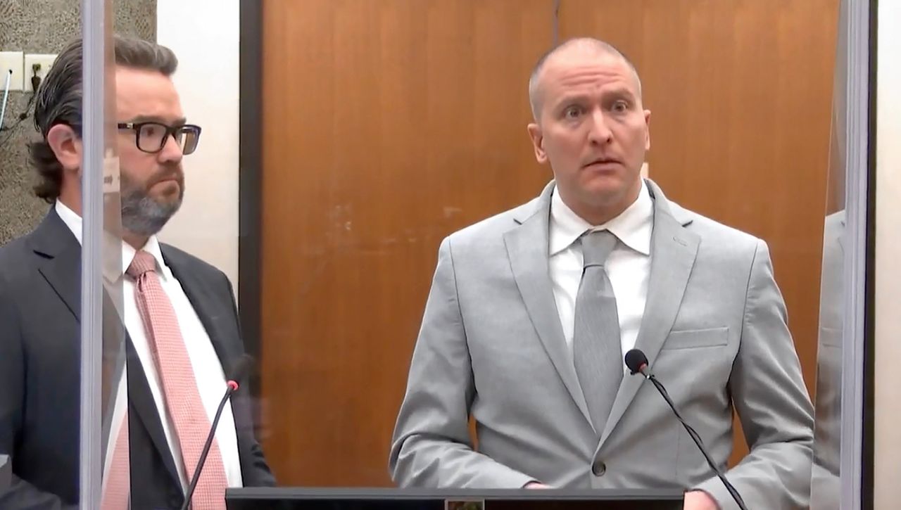 Ex-agent Derek Chauvin spreekt in de rechtszaal in Minneapolis.