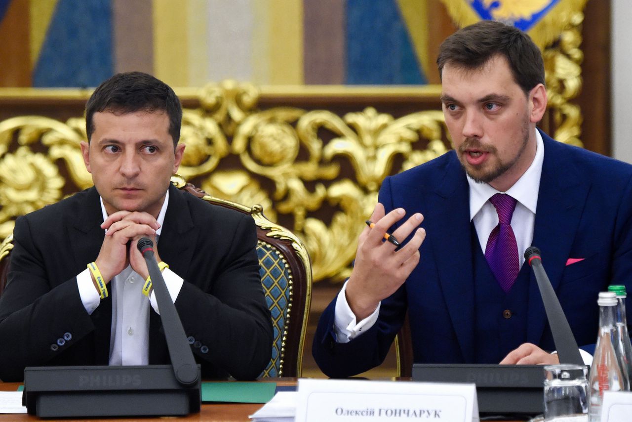 President Zelensky (links) en premier Honcharuk zij aan zij in het Oekraïense parlement.