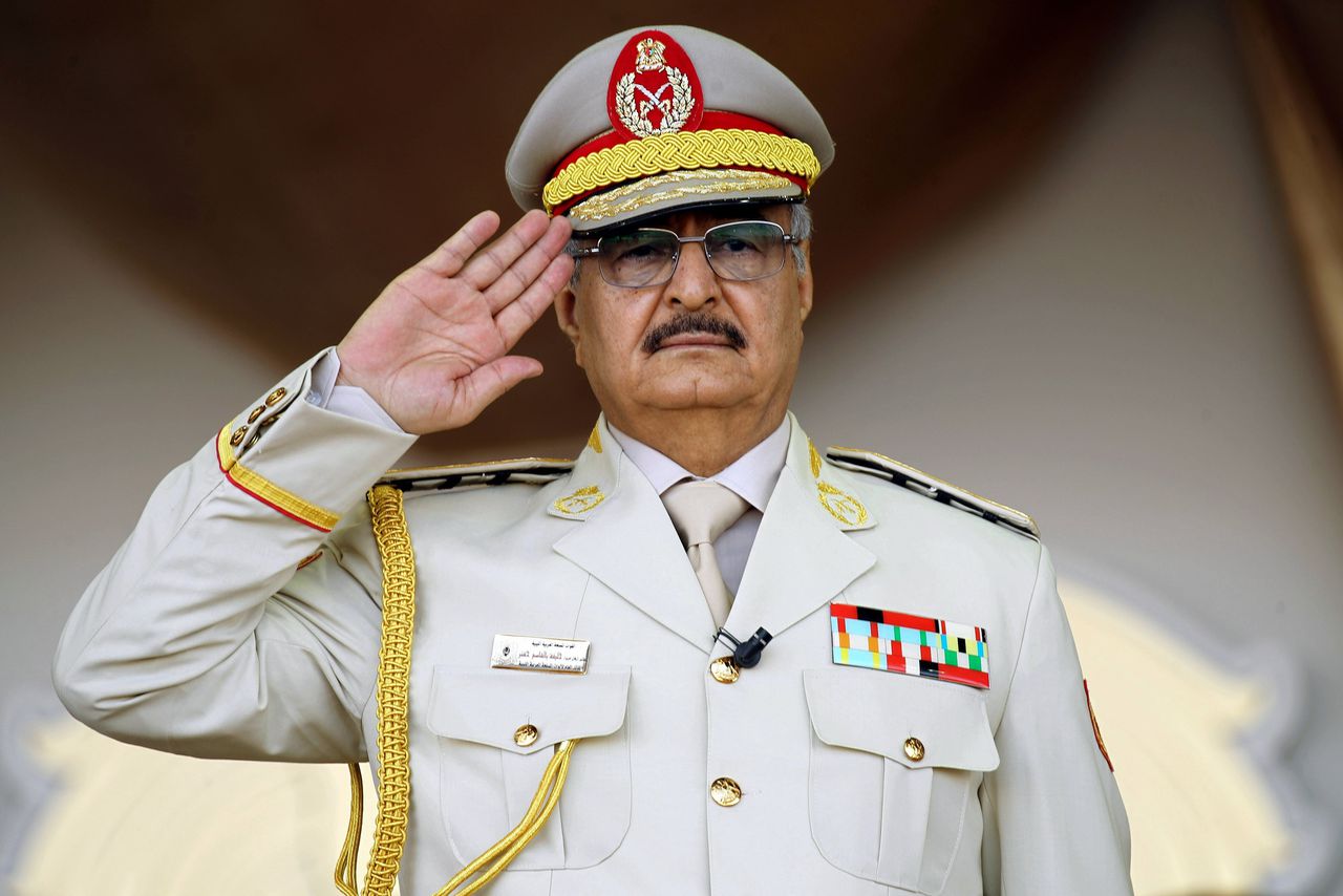 De militaire leider Khalifa Haftar salueert zijn troepen tijdens een militaire parade in mei 2018.