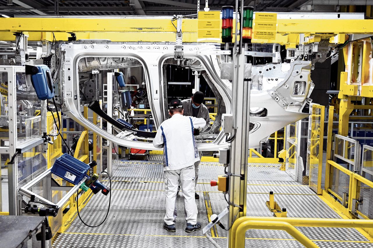 Werknemers in de Volkswagenfabriek in Bratislava, Slowakije. Door het chiptekort lopen sommige autofabrikanten tegen productievertragingen aan.