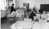 Opening van de eerste Nederlandse Montessorischool in 1937. Montessorischolen behoren tot het algemeen bijzonder onderwijs.
