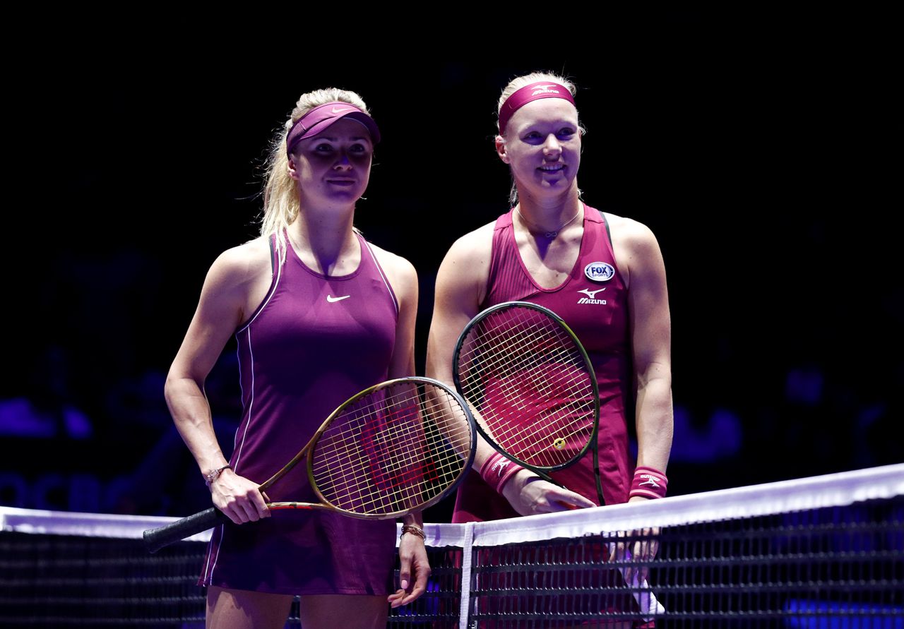 Kiki Bertens (rechts) en Elina Svitolina voorafgaand aan hun wedstrijd in de halve finale van de WTA Finals.