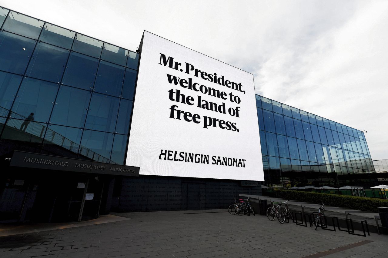De grootste krant van het land, Helsingin Sanomat, heet de Amerikaanse president welkom door te wijzen op de persvrijheid in Finland. Trump staat bekend om zijn aanvallen op de gevestigde media.