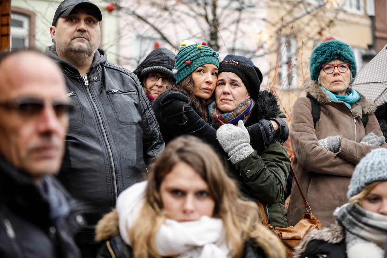 Inwoners van Straatsburg herdenken de slachtoffers van de aanslag van afgelopen dinsdag.