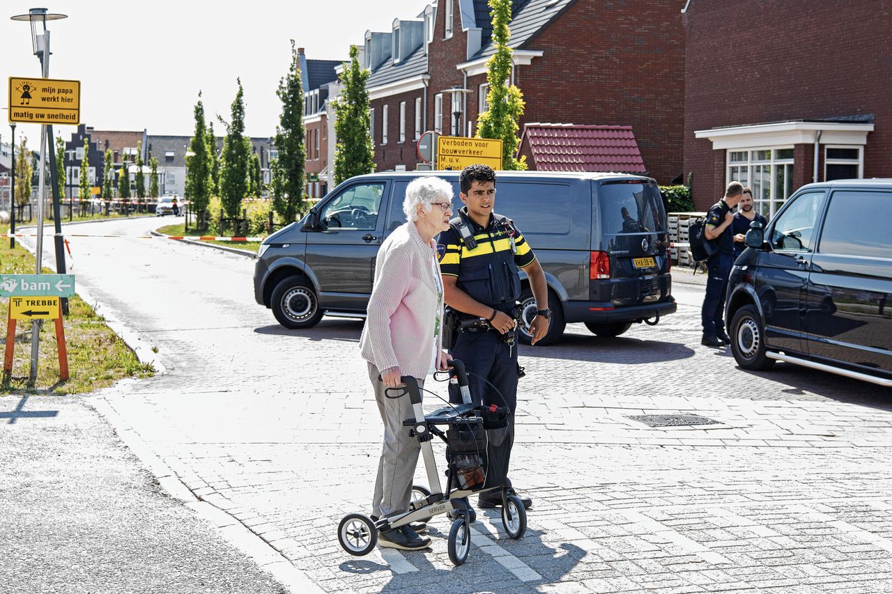 Politie in Hoef en Haag nadat eind juli een explosie plaatsvond bij een woning. Twee straten werden uit voorzorg ontruimd.