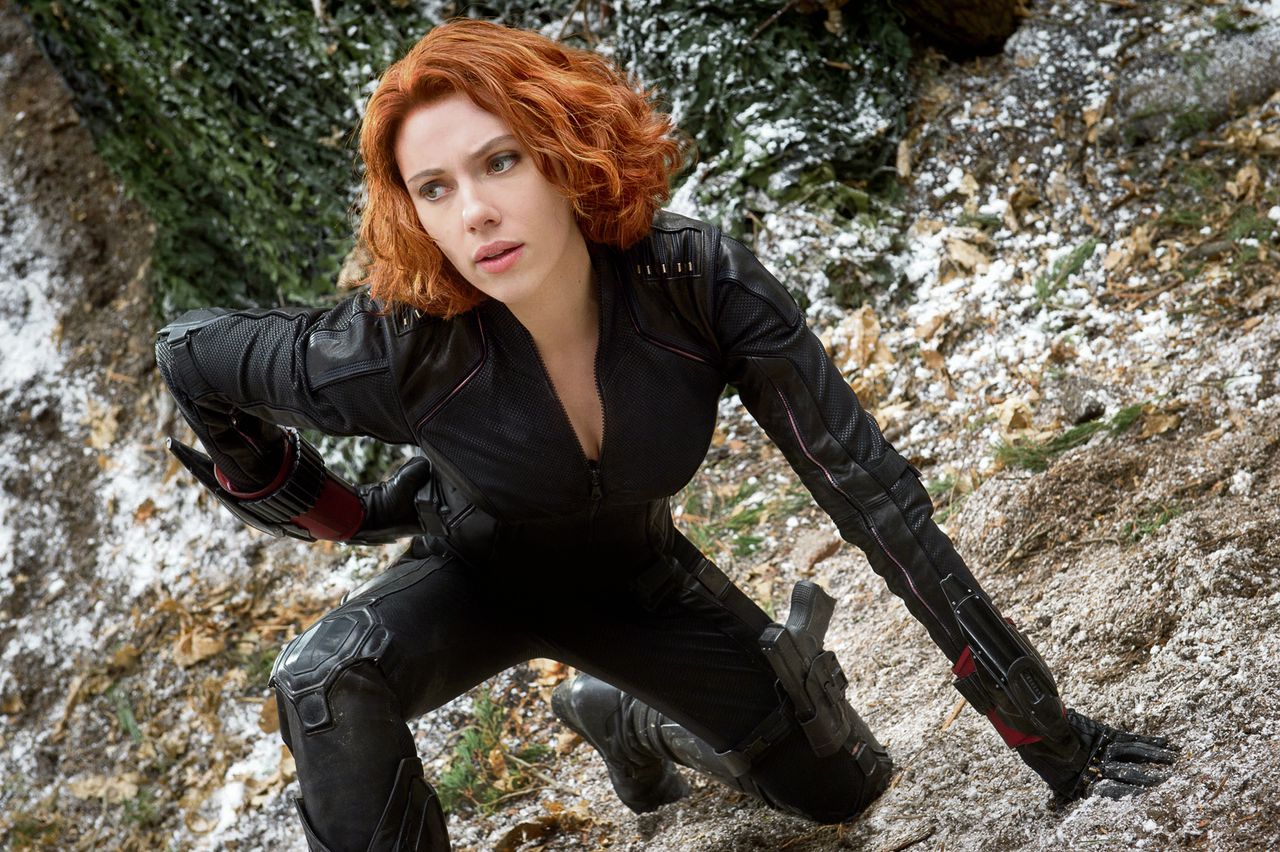 Black Widow (Scarlett Johansson) neemt het samen met onder anderen Iron Man en de Hulk op tegen de rationele artificiële intelligentie van Ultron.