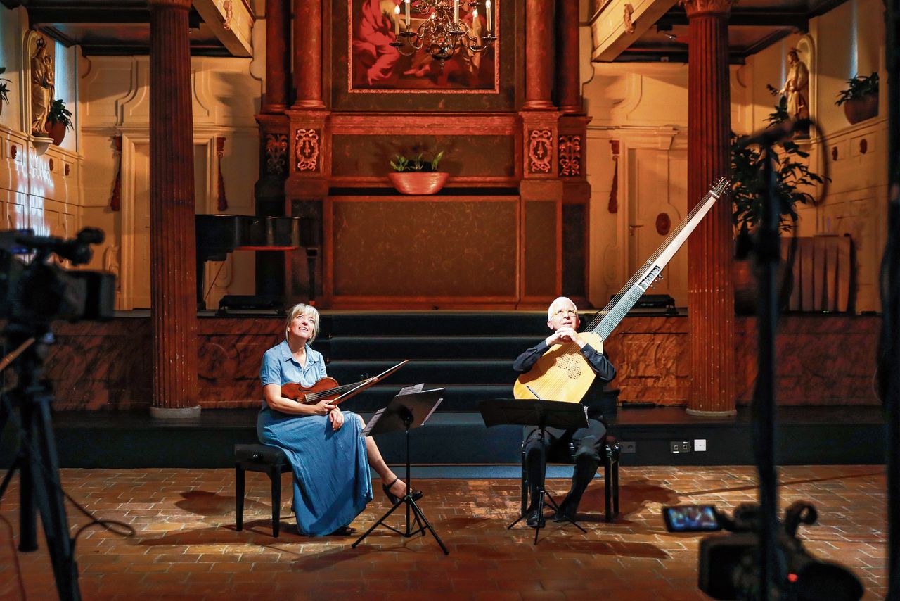 Luitist Fred Jacobs en violiste Lidewij van der Voort in de Gertrudiskapel in Utrecht, tijdens Festival Oude Muziek. Foto Marieke Wijntjes