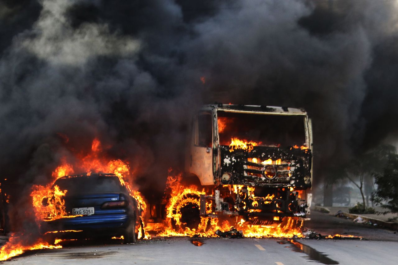 Brandende voertuigen in de stad Fortaleza, waar een geweldsgolf de afgelopen vier dagen de kop op stak.