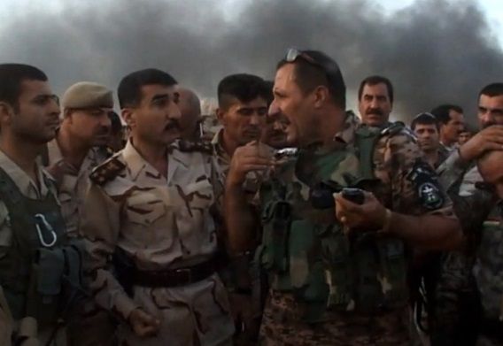 Iraakse troepen overleggen buiten de stad Kirkuk waar gestreden wordt tegen Sunnitische troepen.