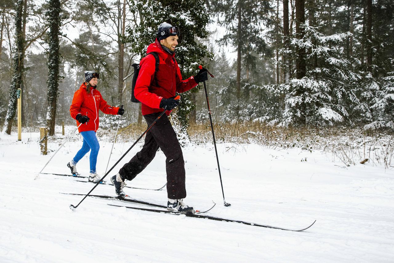 Langlaufers in de sneeuw in het buitengebied van het Overijsselse Dalfsen.