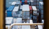 Containers in de haven van Rotterdam: ze kunnen onmogelijk allemaal gecontroleerd worden.