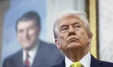 President Donald Trump met op de achtergrond een portret van voormalig president Ronald Reagan.   