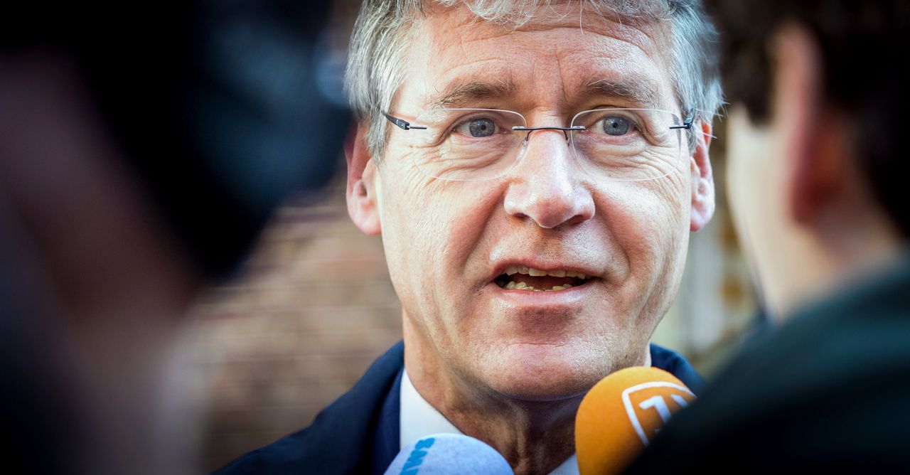 Arie Slob bij aankomst op het Binnenhof voor de wekelijkse ministerraad.
