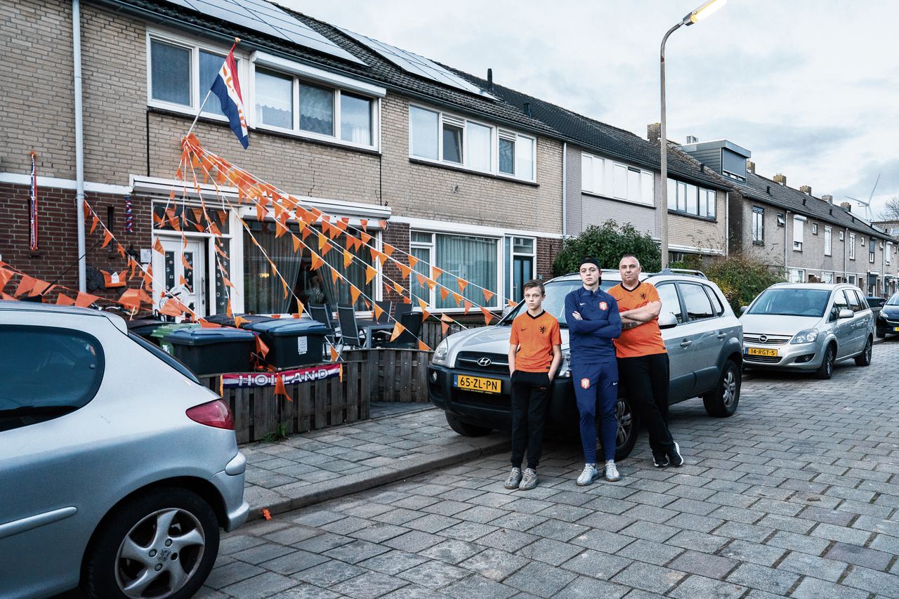 De Zwollestraat in Den Bosch met de familie Van Mierlo: vader Danny (rechts) en zoon Tony (midden). Tijdens het EK in de zomer van 2021 waren veel meer woningen oranje versierd.