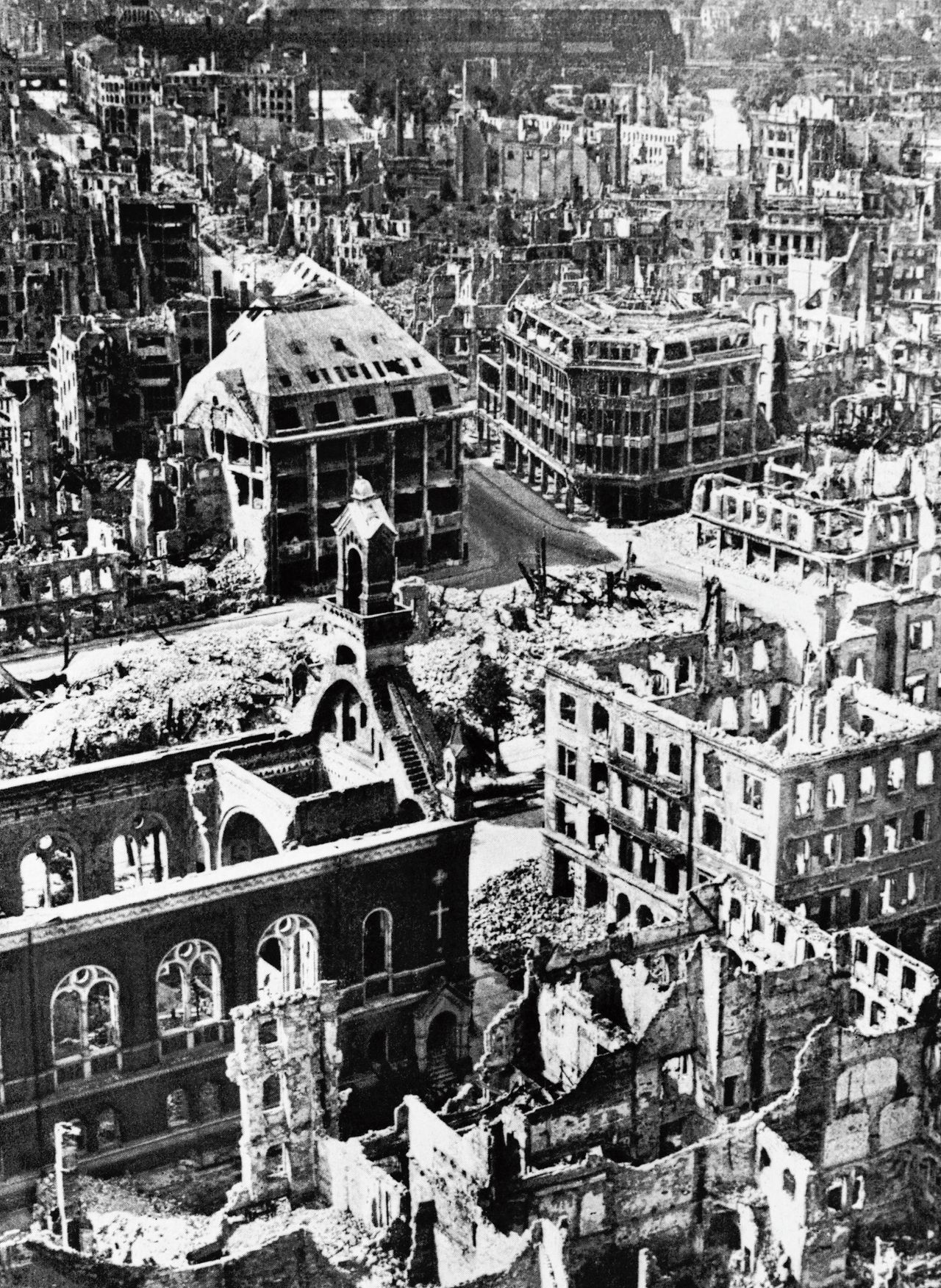 Na het bombardement stonden er alleen nog ruïnes in het centrum van Dresden